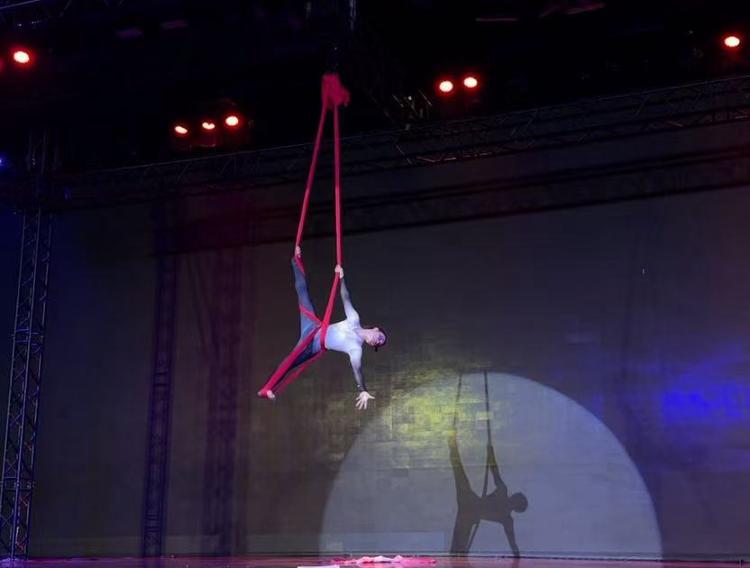 空中舞蹈追梦人：一袭红绸惊艳国际舞台山东姐妹花舞出中国自信(图2)