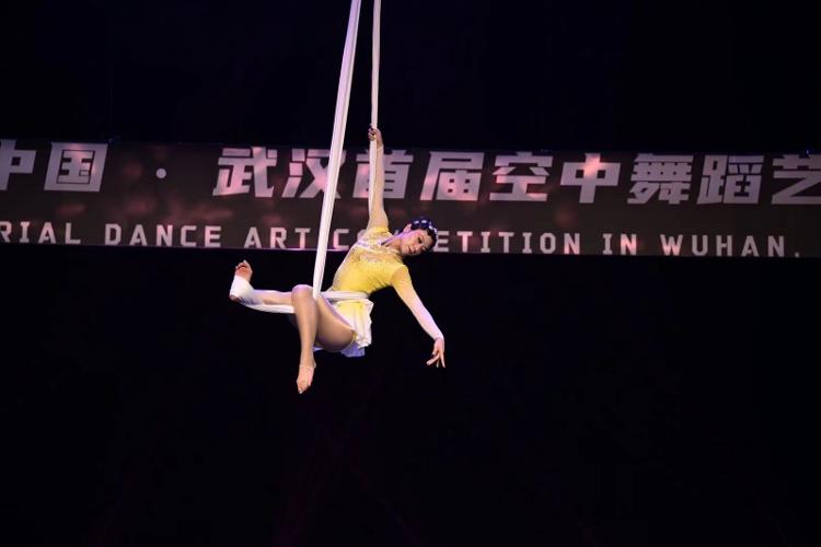 空中舞蹈追梦人：一袭红绸惊艳国际舞台山东姐妹花舞出中国自信(图3)