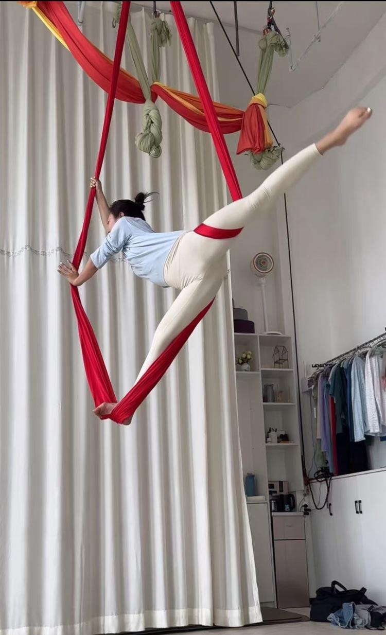 空中舞蹈追梦人：一袭红绸惊艳国际舞台山东姐妹花舞出中国自信(图4)