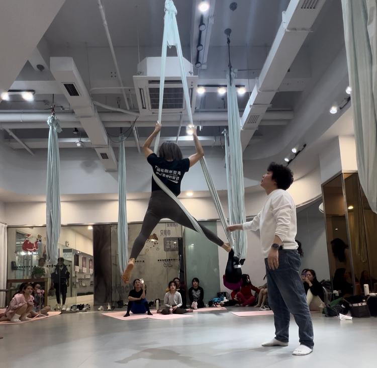 空中舞蹈追梦人：一袭红绸惊艳国际舞台山东姐妹花舞出中国自信(图5)