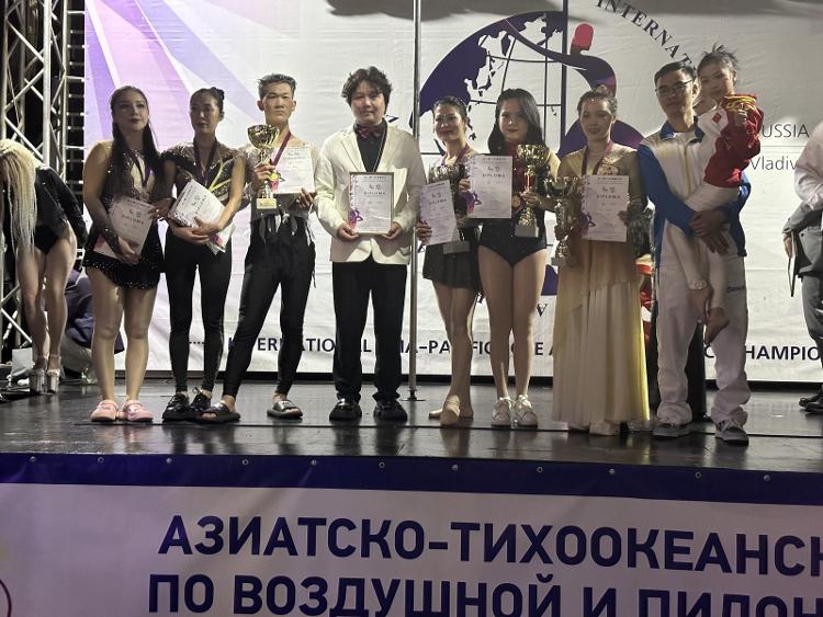 空中舞蹈追梦人：一袭红绸惊艳国际舞台山东姐妹花舞出中国自信(图6)