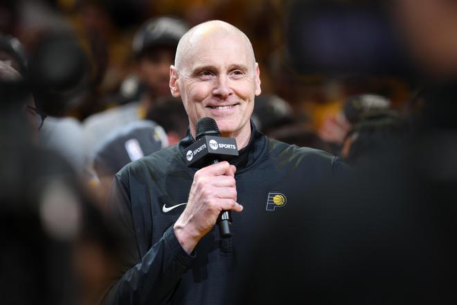 九游体育网站：你喜欢教练穿西装还是休闲装？反正教练如今很享受休闲装(图2)