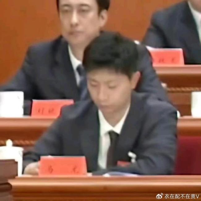 九游体育：陈梦现身北京开会美出圈穿西服秒变女霸总在人民大会堂前合影站C位(图2)
