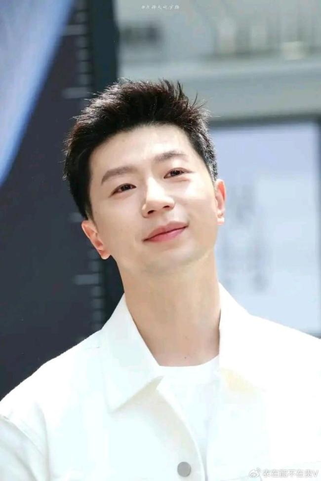 九游体育：陈梦现身北京开会美出圈穿西服秒变女霸总在人民大会堂前合影站C位(图1)