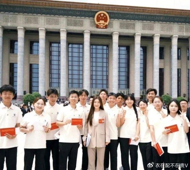 九游体育：陈梦现身北京开会美出圈穿西服秒变女霸总在人民大会堂前合影站C位(图3)