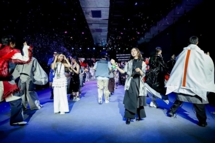 九游体育：2025北服时装周 运动服装设计展演作品——渔渚边城(图2)