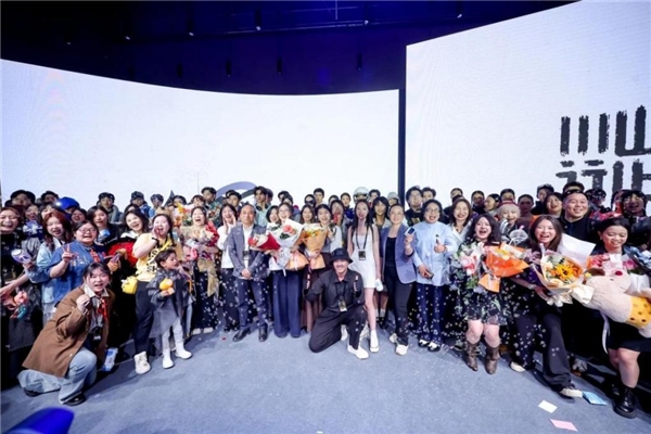 九游体育：2025北服时装周 运动服装设计展演作品——渔渚边城(图6)