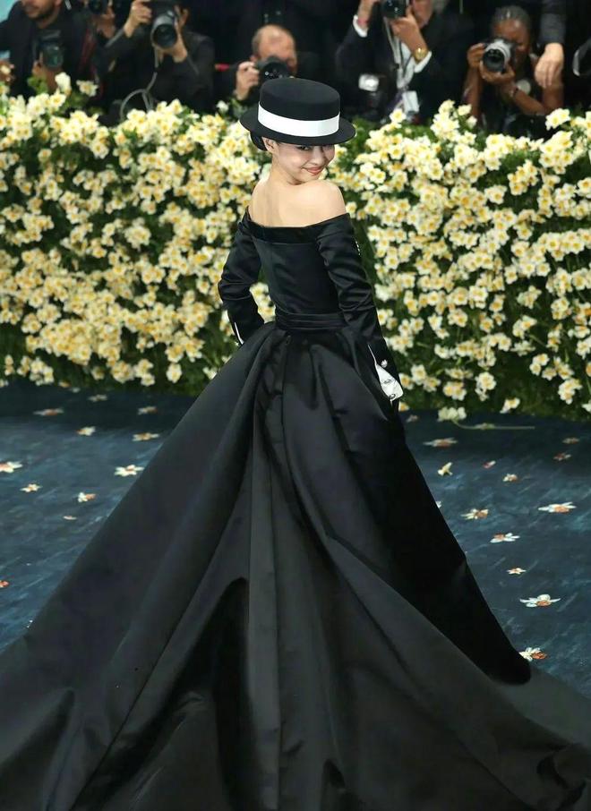如何穿出最时髦的精英智感？看看今年MetGala上的西装造型！(图6)