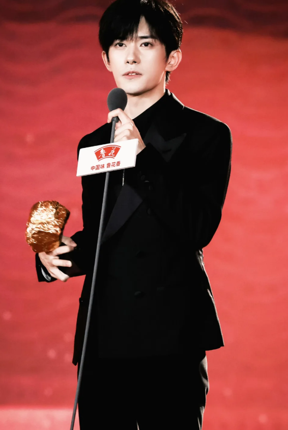 中国电影导演之夜：宋佳满分贵气刘雨昕造型怪周笔畅你穿的啥(图2)