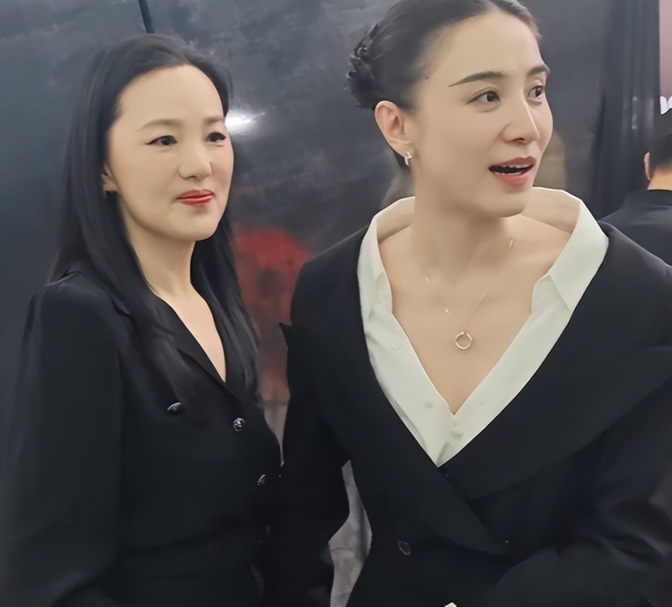 中国电影导演之夜：宋佳满分贵气刘雨昕造型怪周笔畅你穿的啥(图1)