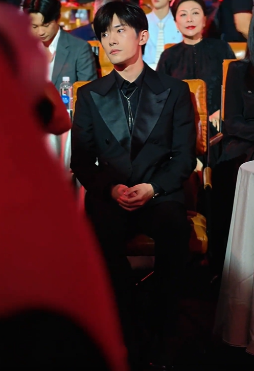 中国电影导演之夜：宋佳满分贵气刘雨昕造型怪周笔畅你穿的啥(图3)