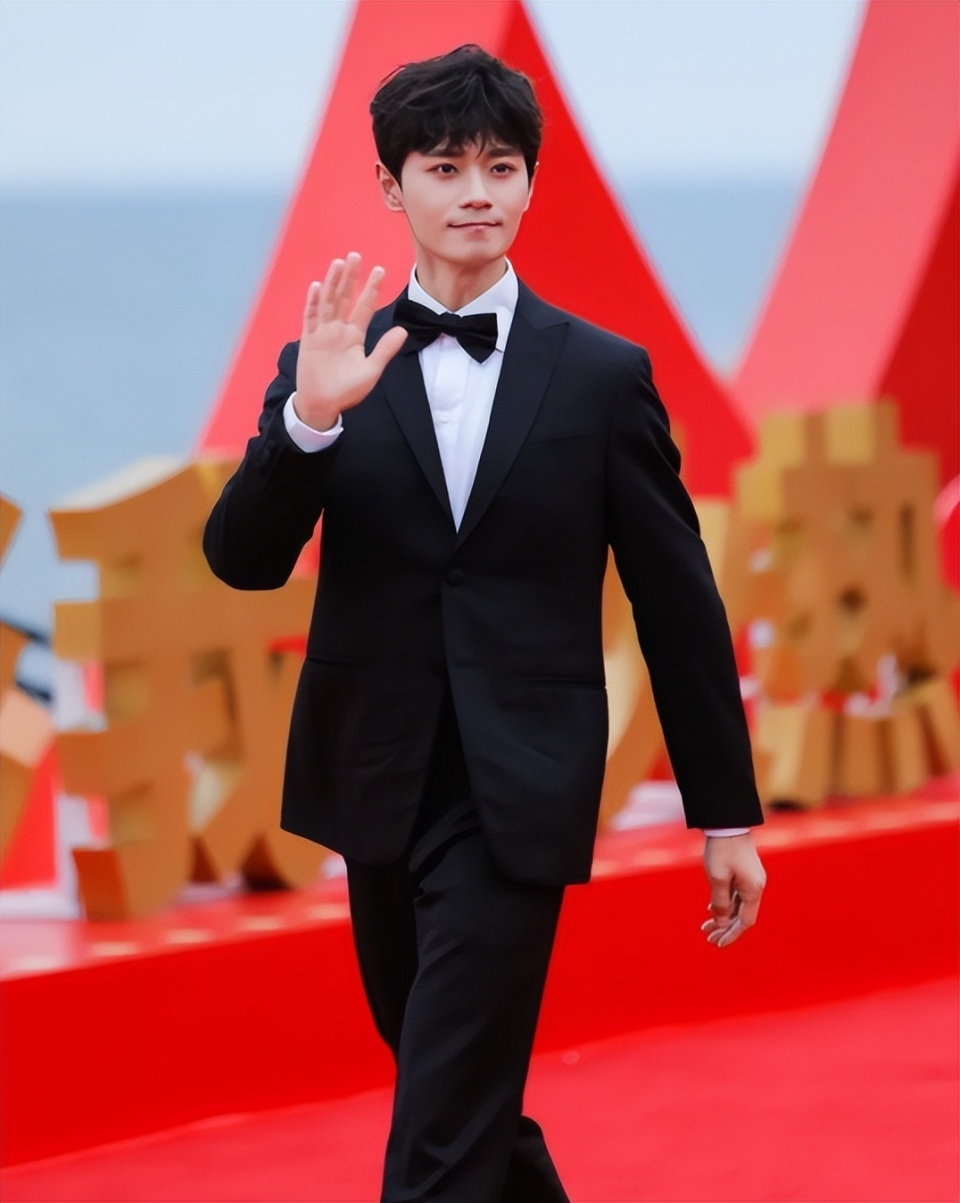 中国电影导演之夜：宋佳满分贵气刘雨昕造型怪周笔畅你穿的啥(图5)