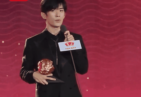 中国电影导演之夜：宋佳满分贵气刘雨昕造型怪周笔畅你穿的啥(图4)