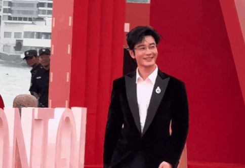 中国电影导演之夜：宋佳满分贵气刘雨昕造型怪周笔畅你穿的啥(图8)