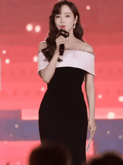 中国电影导演之夜：宋佳满分贵气刘雨昕造型怪周笔畅你穿的啥(图13)