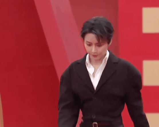 中国电影导演之夜：宋佳满分贵气刘雨昕造型怪周笔畅你穿的啥(图15)