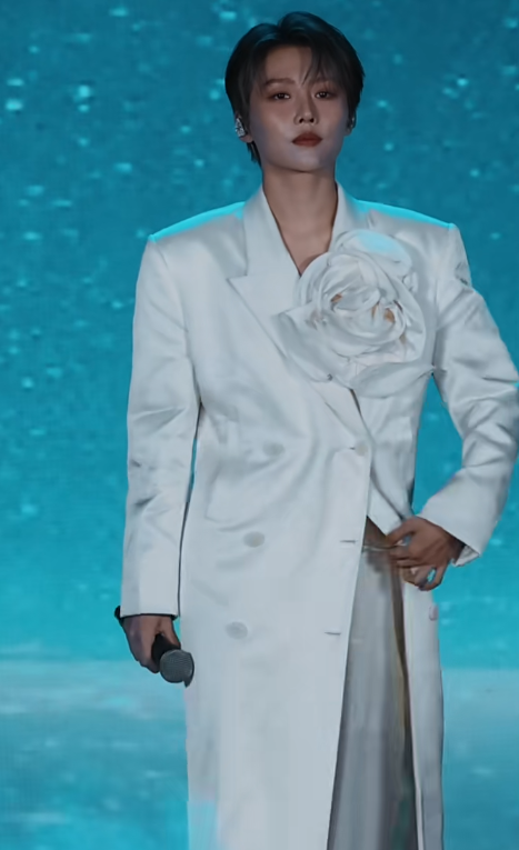 中国电影导演之夜：宋佳满分贵气刘雨昕造型怪周笔畅你穿的啥(图17)