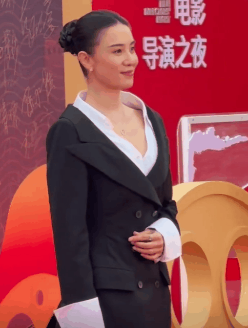 中国电影导演之夜：宋佳满分贵气刘雨昕造型怪周笔畅你穿的啥(图21)