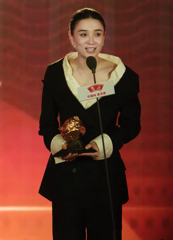 中国电影导演之夜：宋佳满分贵气刘雨昕造型怪周笔畅你穿的啥(图22)