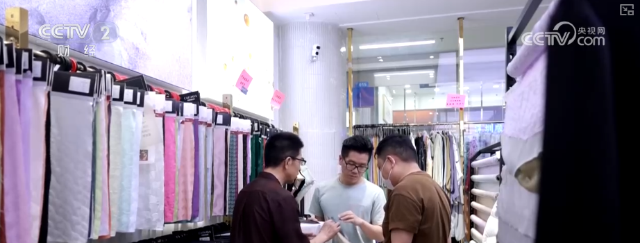 九游体育：“科技+时尚”重塑消费者衣橱体验智能化提速“跑出”时尚经济新潜力(图7)