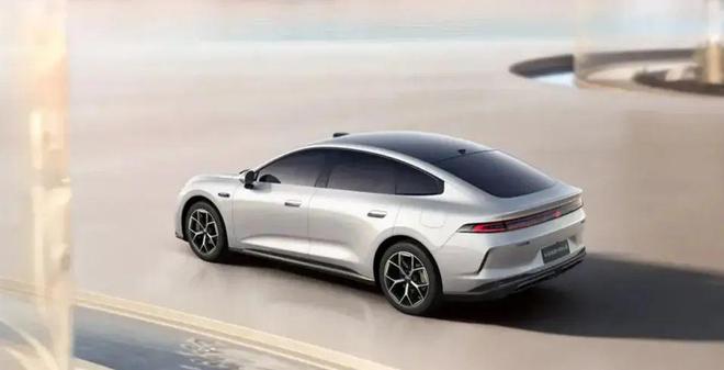 九游体育网站:全新中大型车!轴距近3米10万级家轿就配后排躺椅?还要啥小米SU7?(图8)