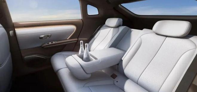 九游体育网站:全新中大型车!轴距近3米10万级家轿就配后排躺椅?还要啥小米SU7?(图3)