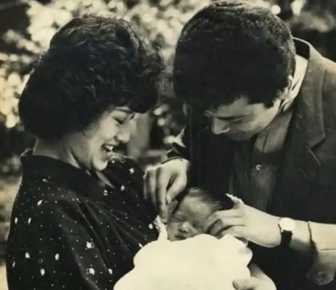 九游体育：山口百惠的两个儿子：穿西装一个文雅一个英武不输爸爸三浦友和(图1)