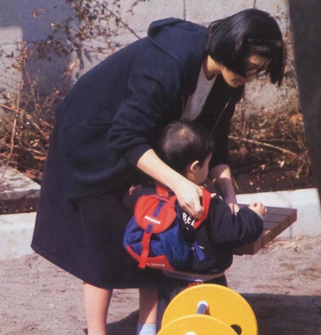 九游体育：山口百惠的两个儿子：穿西装一个文雅一个英武不输爸爸三浦友和(图2)