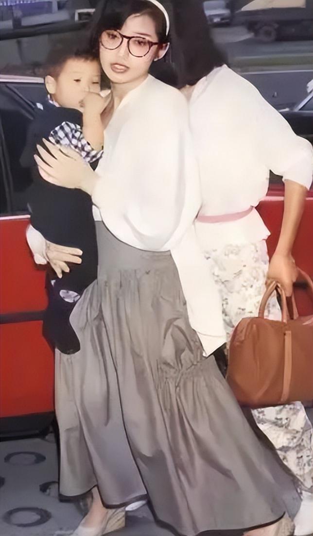 九游体育：山口百惠的两个儿子：穿西装一个文雅一个英武不输爸爸三浦友和(图3)