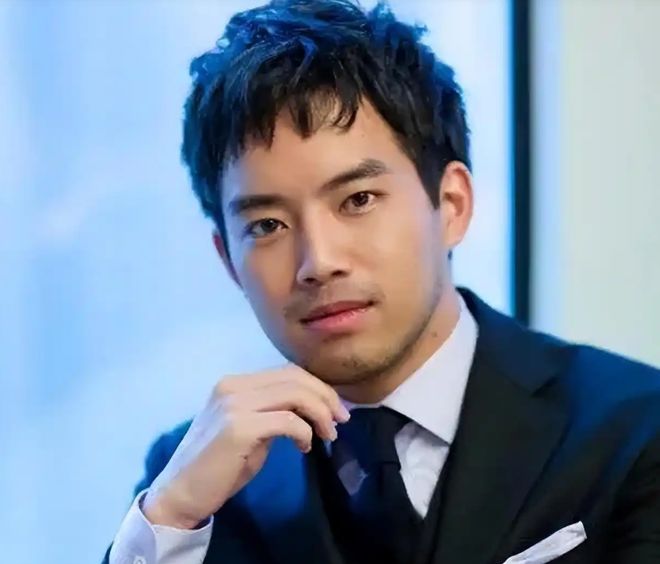 九游体育：山口百惠的两个儿子：穿西装一个文雅一个英武不输爸爸三浦友和(图5)