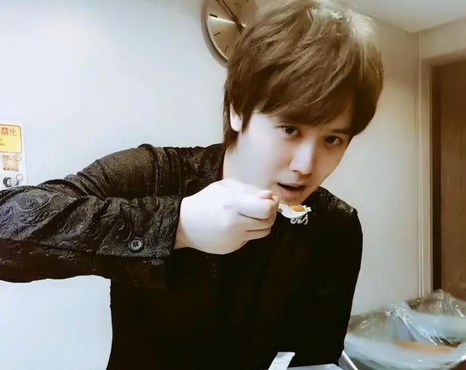 九游体育：山口百惠的两个儿子：穿西装一个文雅一个英武不输爸爸三浦友和(图6)