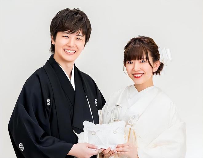 九游体育：山口百惠的两个儿子：穿西装一个文雅一个英武不输爸爸三浦友和(图8)