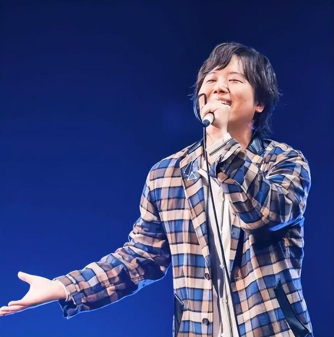 九游体育：山口百惠的两个儿子：穿西装一个文雅一个英武不输爸爸三浦友和(图9)