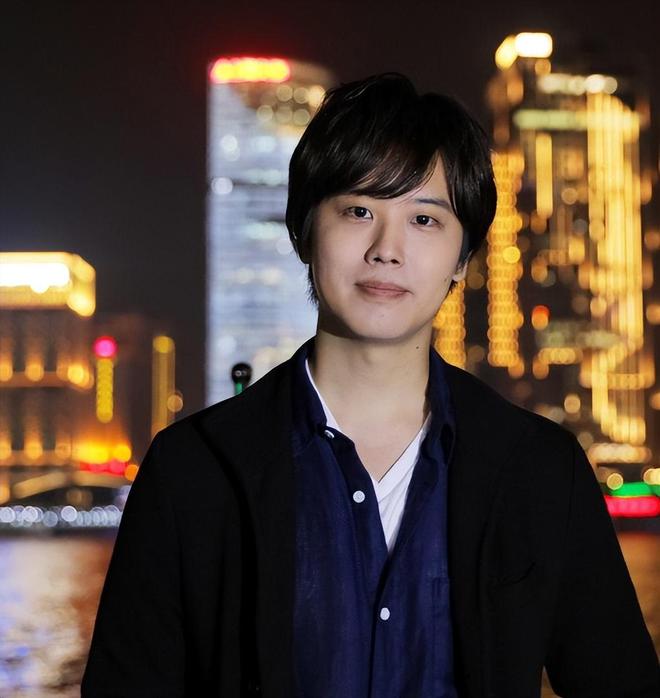 九游体育：山口百惠的两个儿子：穿西装一个文雅一个英武不输爸爸三浦友和(图10)