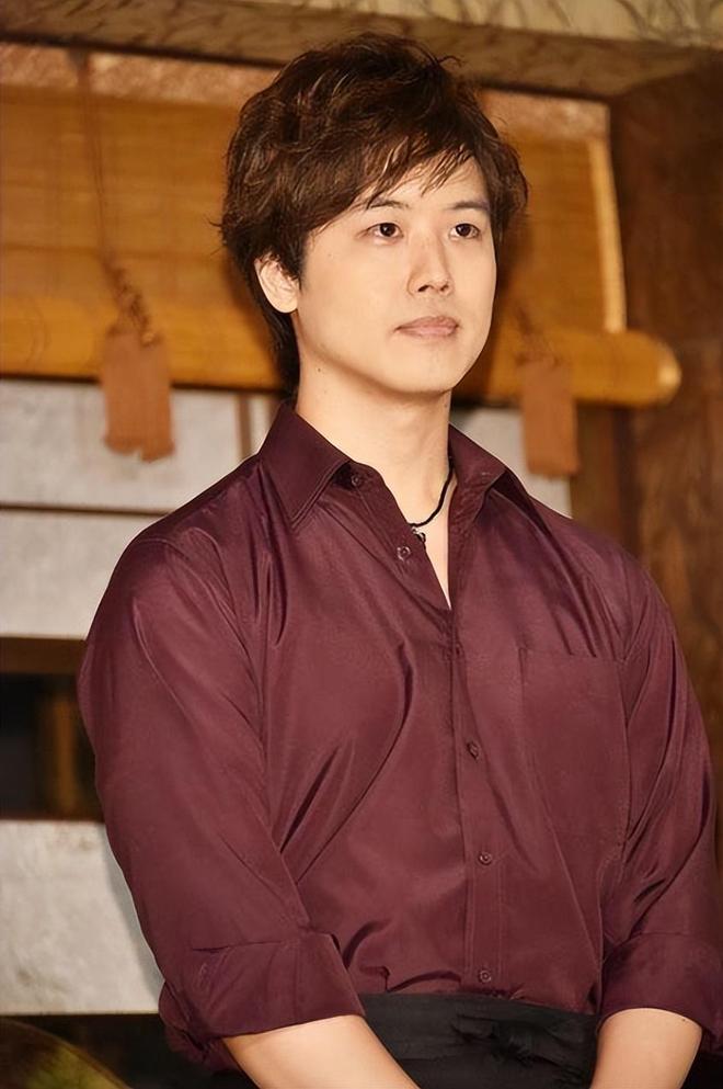 九游体育：山口百惠的两个儿子：穿西装一个文雅一个英武不输爸爸三浦友和(图13)