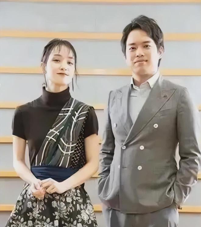 九游体育：山口百惠的两个儿子：穿西装一个文雅一个英武不输爸爸三浦友和(图17)