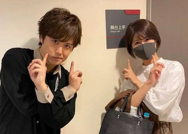 九游体育：山口百惠的两个儿子：穿西装一个文雅一个英武不输爸爸三浦友和(图18)