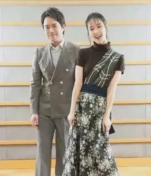 九游体育：山口百惠的两个儿子：穿西装一个文雅一个英武不输爸爸三浦友和(图16)