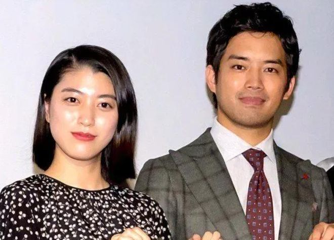 九游体育：山口百惠的两个儿子：穿西装一个文雅一个英武不输爸爸三浦友和(图15)