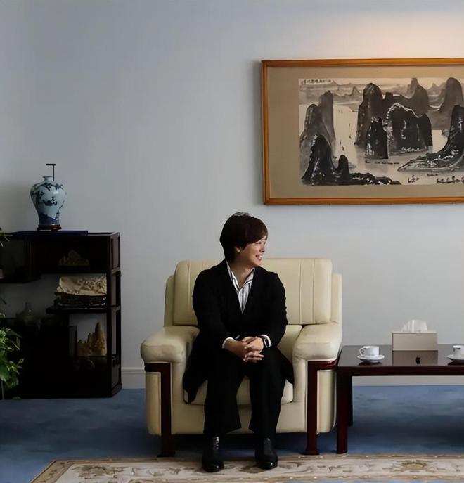 九游体育：山口百惠的两个儿子：穿西装一个文雅一个英武不输爸爸三浦友和(图19)