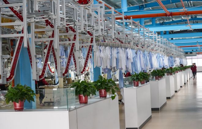 九游体育：一件西服的“数字之旅”河南这家纺企把服装制造玩成了高科技(图2)