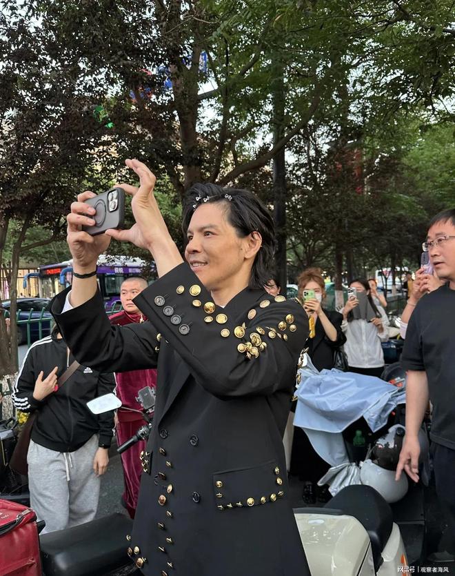 41岁向佐素颜现身杭州造型引发路人关注。(图1)