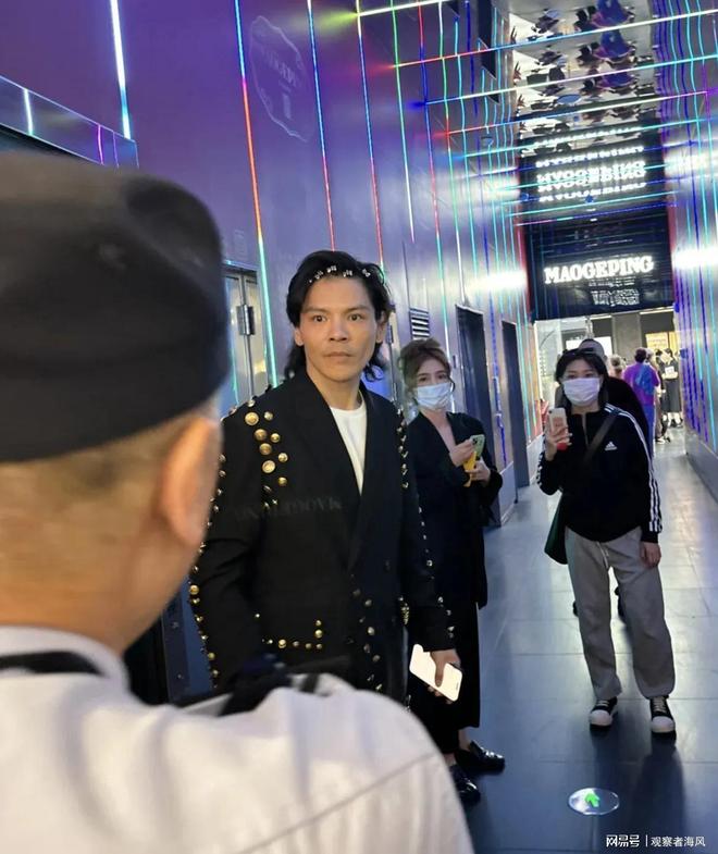 41岁向佐素颜现身杭州造型引发路人关注。(图3)