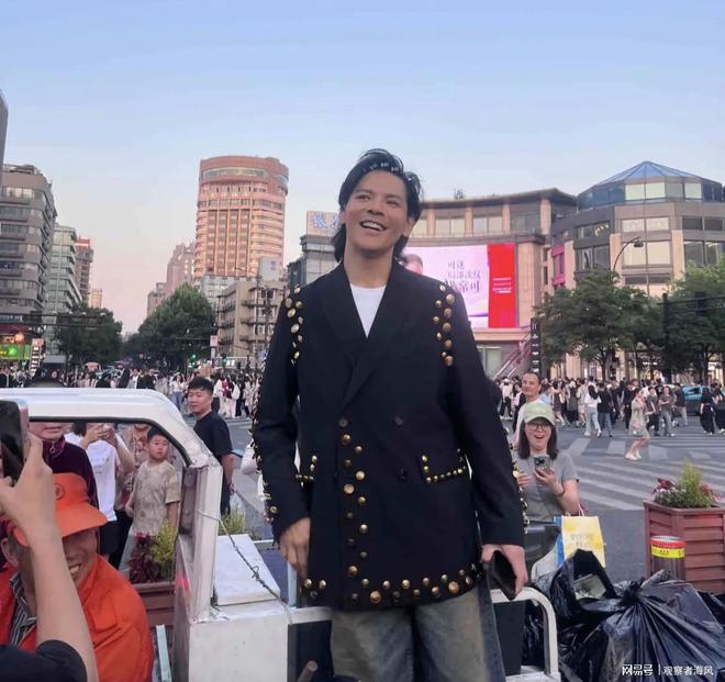 41岁向佐素颜现身杭州造型引发路人关注。(图2)