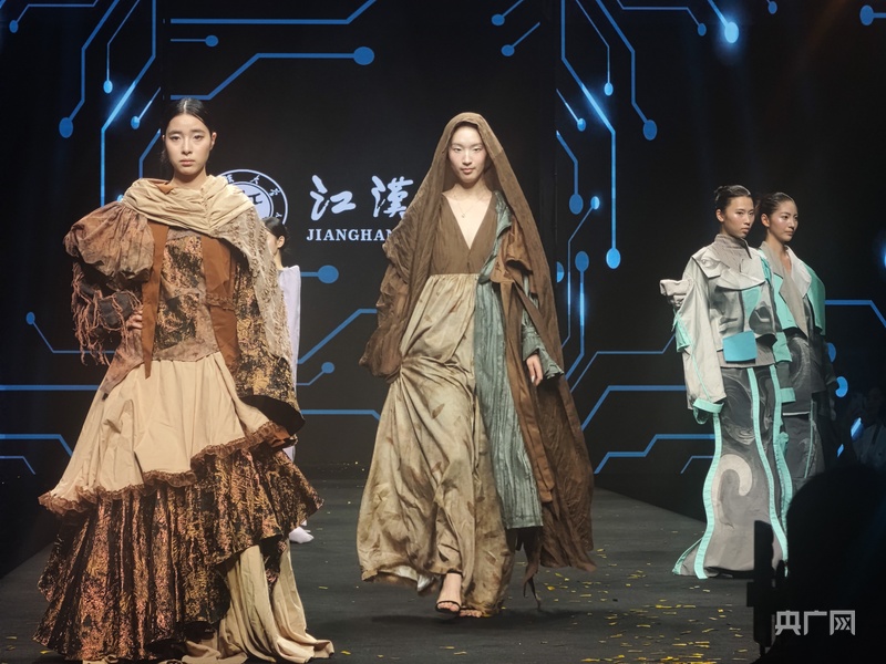 九游体育网站：第八届汉正街服博会启幕助推汉派时尚迈向全球(图1)