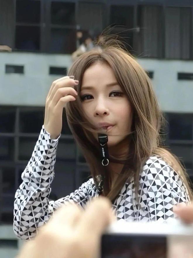 两套高定加身恭请萧贵妃回宫(图3)