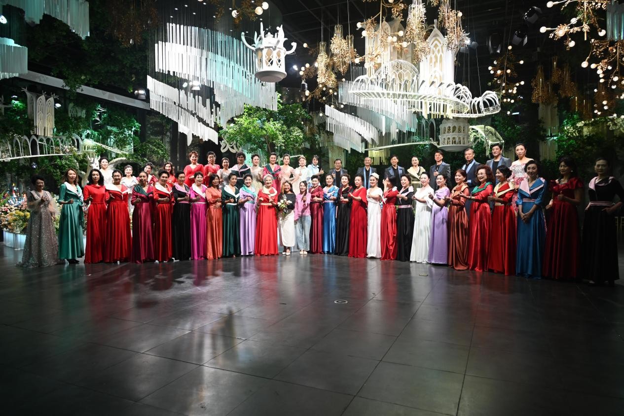 银发逐梦正当时：中老年时尚走秀点亮精神新生活(图1)