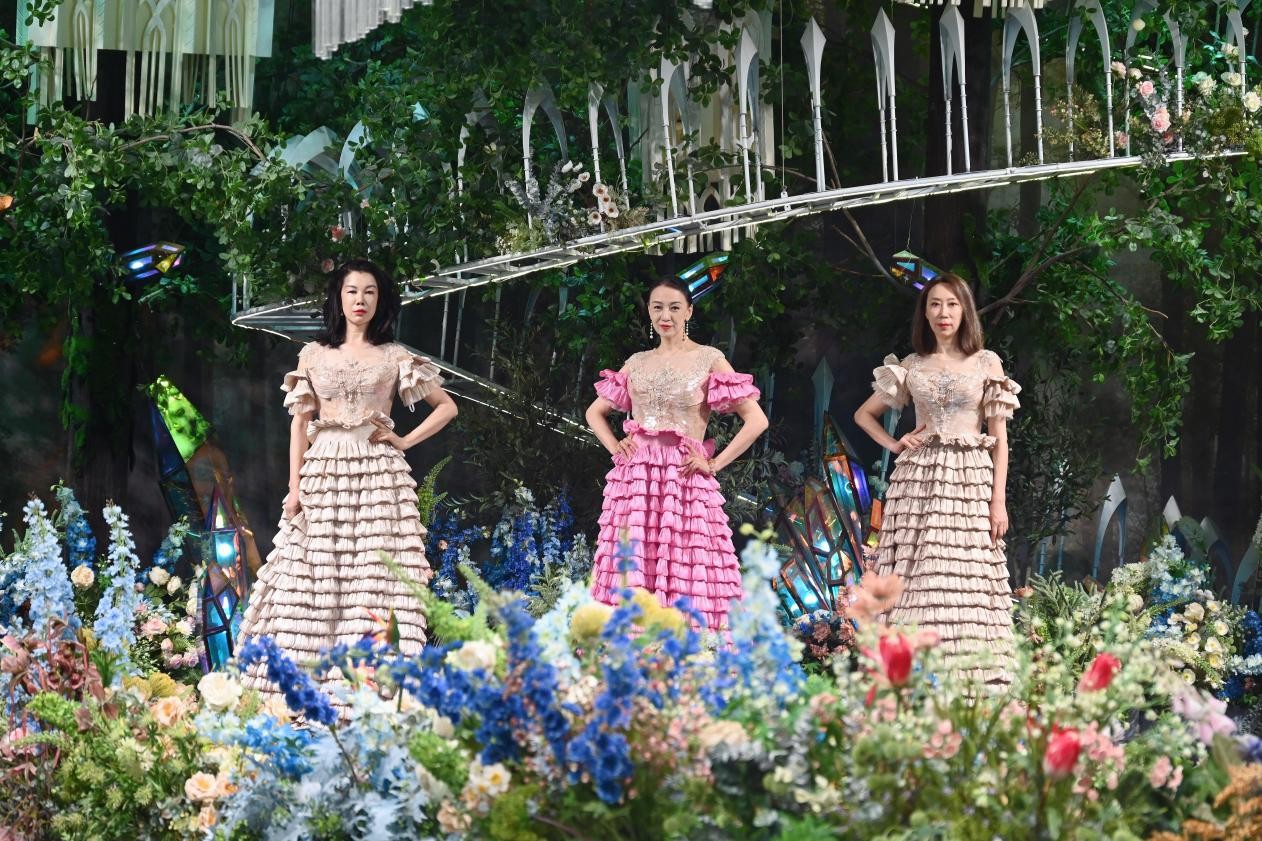 银发逐梦正当时：中老年时尚走秀点亮精神新生活(图2)