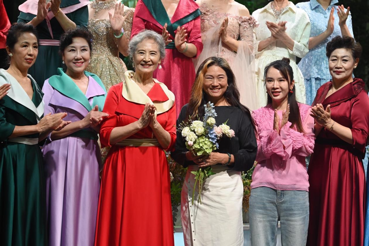 银发逐梦正当时：中老年时尚走秀点亮精神新生活(图3)