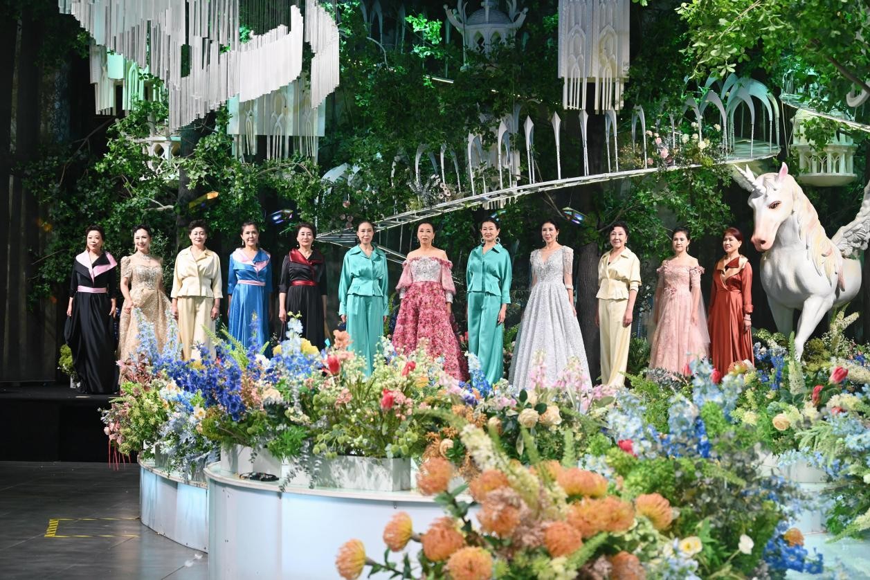 银发逐梦正当时：中老年时尚走秀点亮精神新生活(图4)